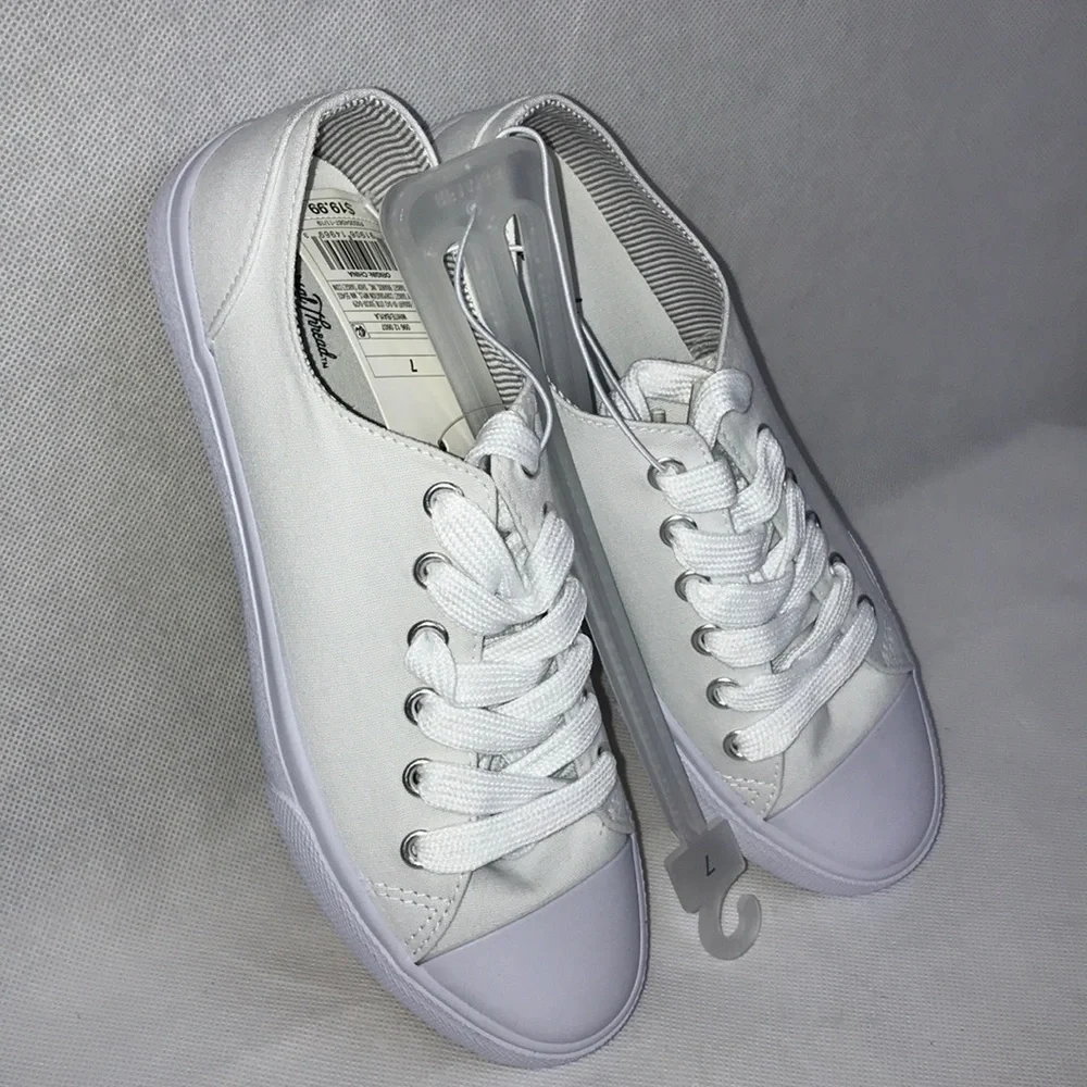 Universal Thread White Sneakers Women's Size 7 Bayla Lace up Shoes Brand New